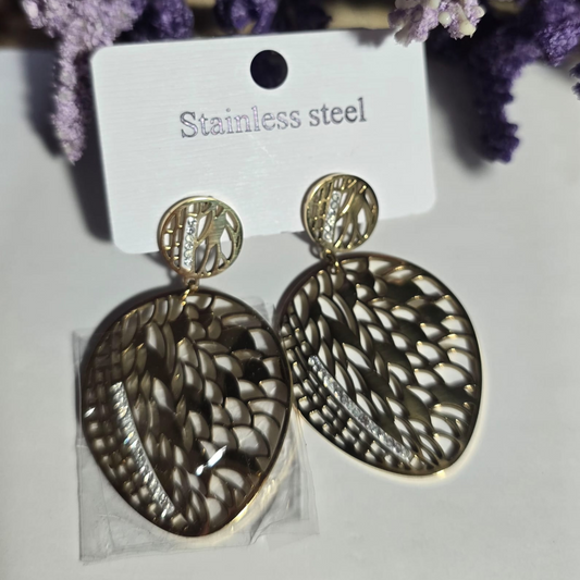 Aretes largos de acero inoxidable dorado con diseño calado tipo hoja y detalles de pedrería brillante.

