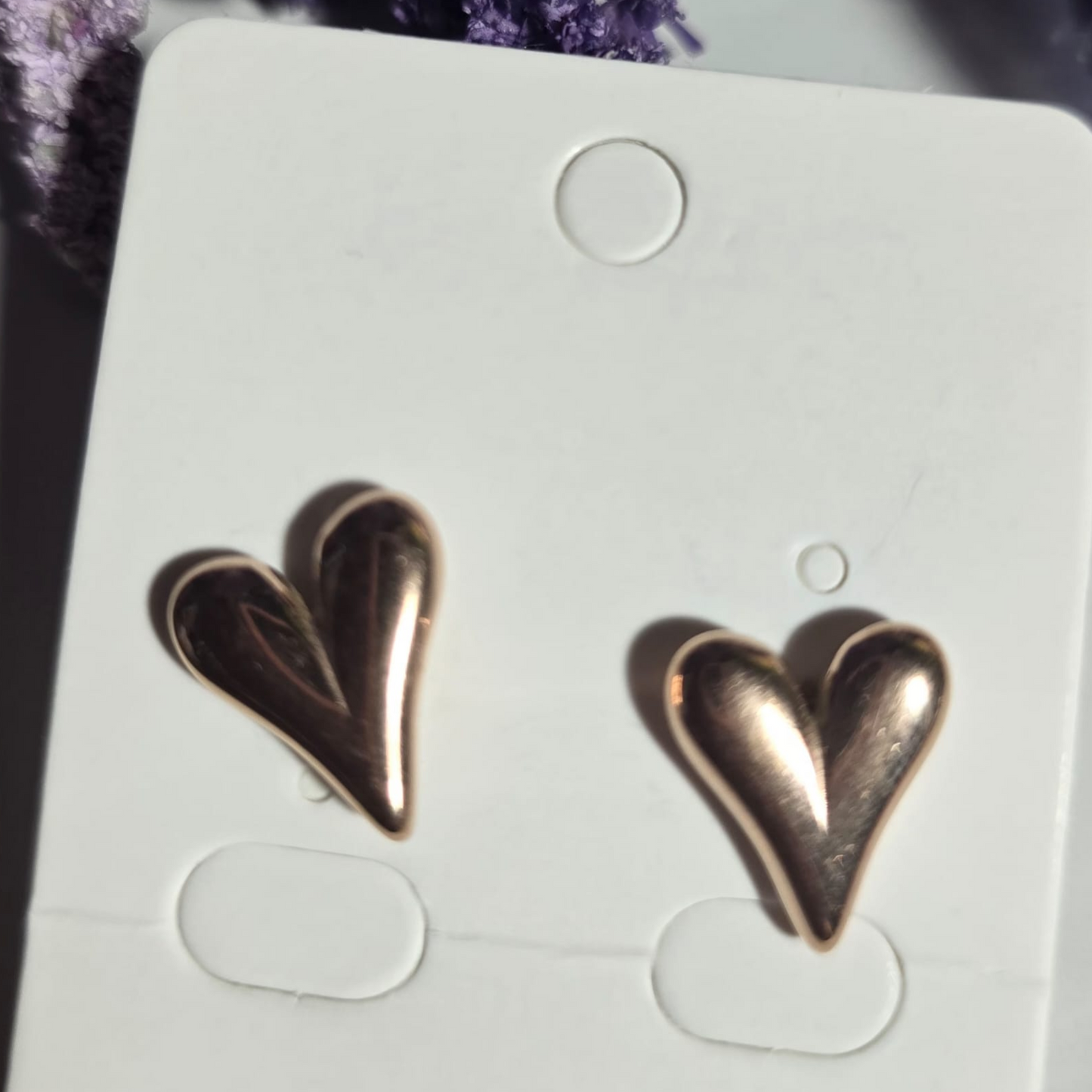 Aretes de acero inoxidable dorados en forma de corazón moderno