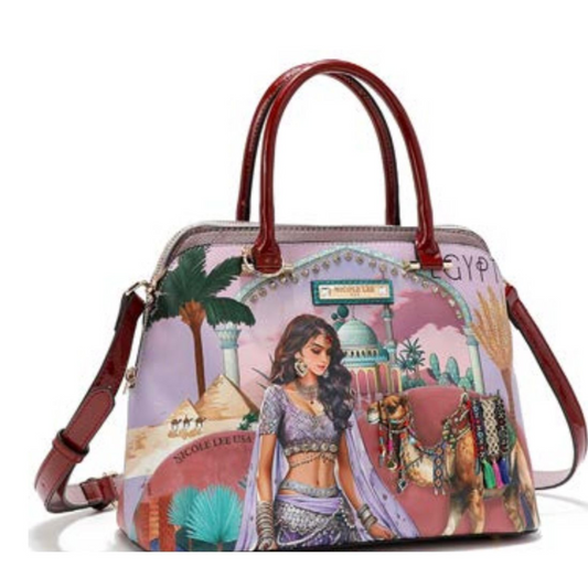 Bolso bowling Nicole Lee Queen Cleopatra con ilustración de reina egipcia, camello y paisajes de Egipto, asas y correa rojo vino.

