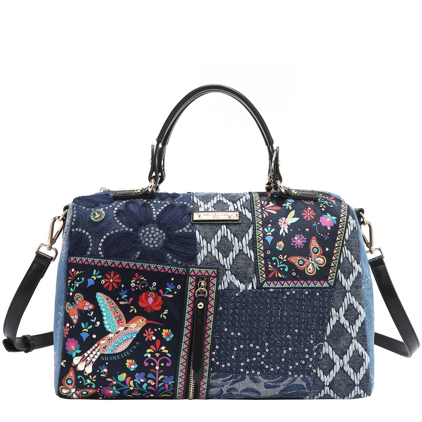 Bolso Nicole Lee estilo patchwork en denim azul con colibrí, flores y mariposas, asas negras y correa ajustable

