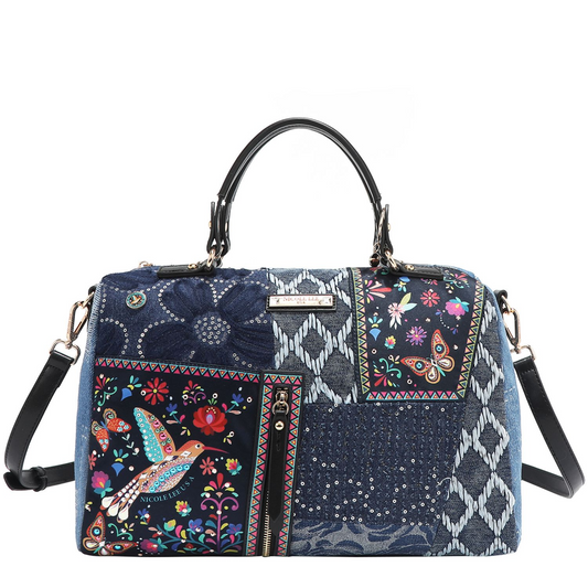 Bolso Nicole Lee estilo patchwork en denim azul con colibrí, flores y mariposas, asas negras y correa ajustable

