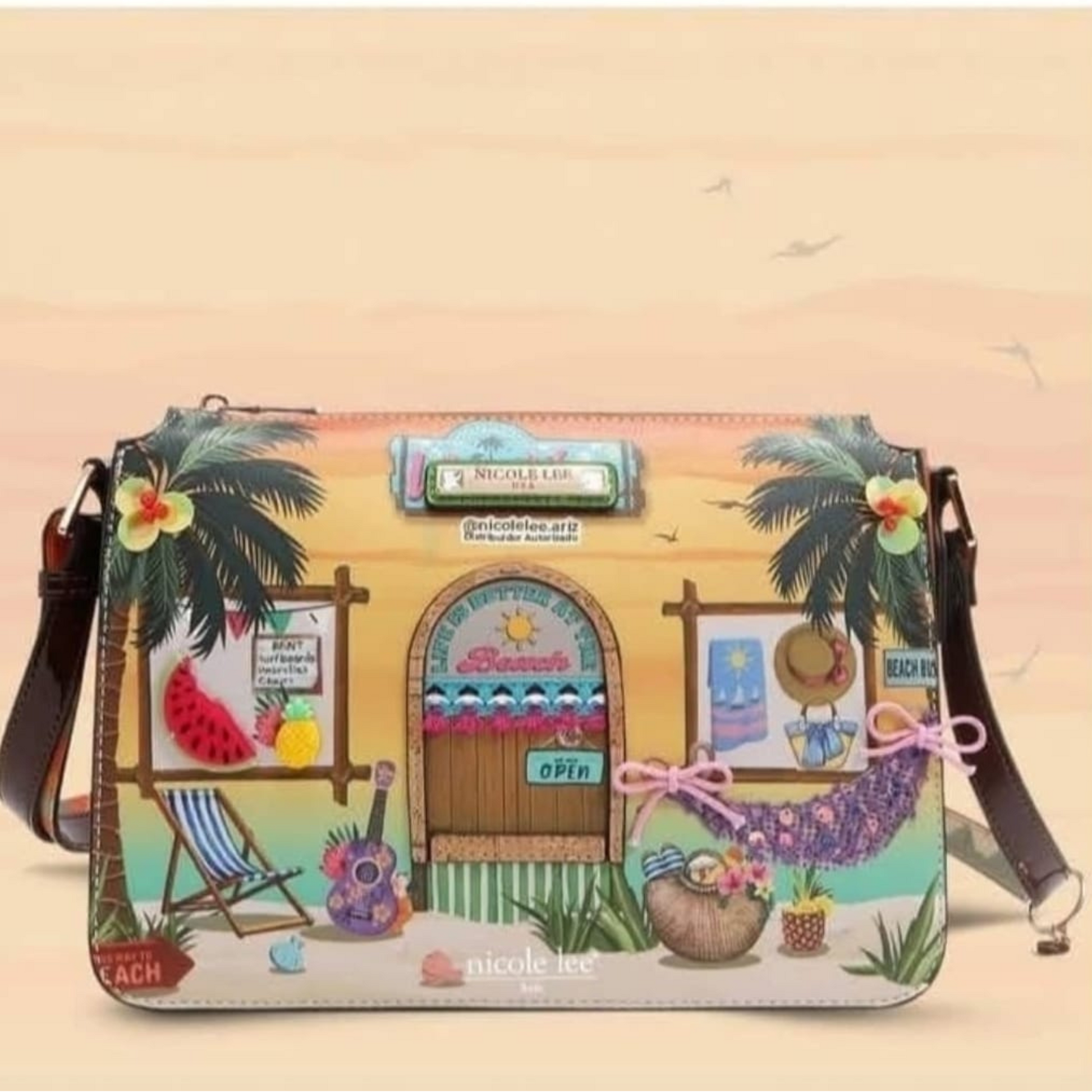 Cartera cruzada Nicole Lee con diseño de tienda playera tropical, palmeras, hamaca, frutas y decoración veraniega.