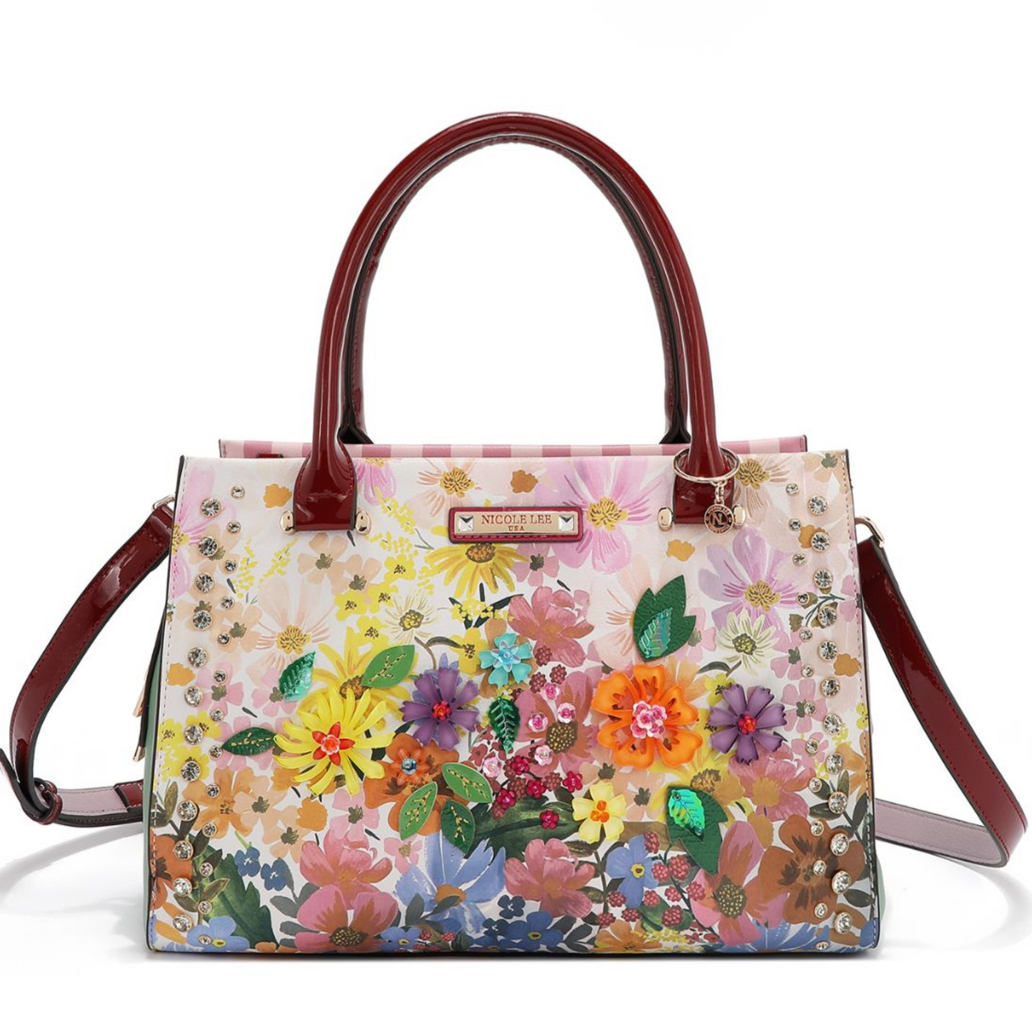 Cartera tote Nicole Lee con estampado floral en 3D, asas burdeos brillantes y fondo de rayas rosadas, estilo primaveral y elegante.