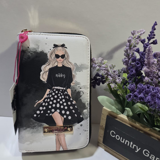 Cartera Nikky by Nicole Lee con ilustración retro de mujer con falda de lunares y gafas negras, estilo chic

