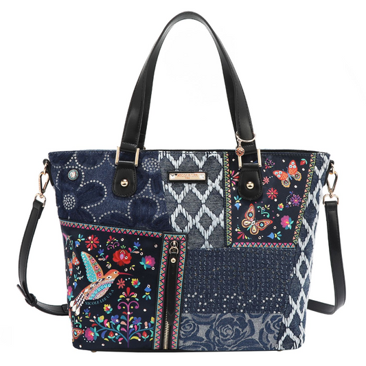 Cartera tote mediana Nicole Lee estilo patchwork azul con colibrí, flores y mariposas, asas negras y correa ajustable.


