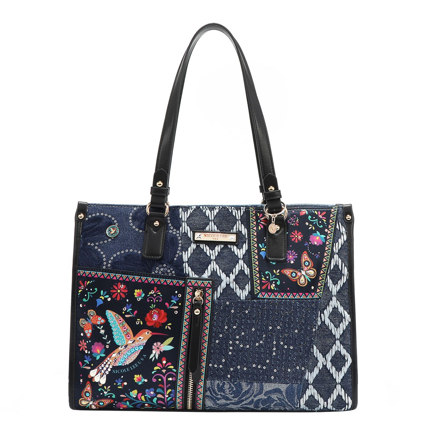 Cartera tote patchwork azul con estampados florales, mariposas y colibrí, asas negras y bolsillo frontal con cierre, marca Nicole Lee.
