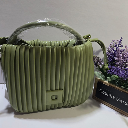 Cartera verde oliva con textura plisada, asa superior acolchada y correa ajustable estilo moderno y versátil.

