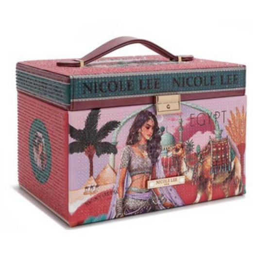 Joyero Nicole Lee Queen Cleopatra con ilustración egipcia, cierre metálico y asa superior, diseño de pirámides y camellos

