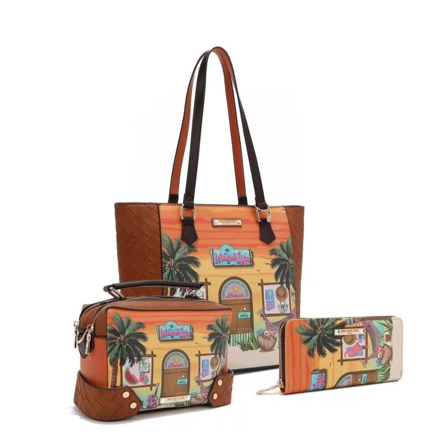 Set de bolso tote, bolso de mano y cartera Nicole Lee con diseño tropical de tienda playera y palmeras sobre fondo naranja y marrón.