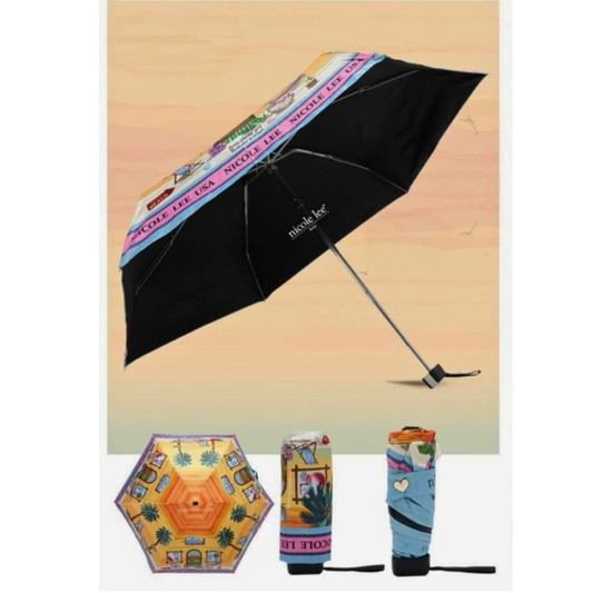 Sombrilla plegable Nicole Lee con diseño tropical interior de boutique playera y exterior negro con borde colorido y logo.