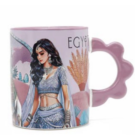 Taza decorativa de cerámica con ilustración de Cleopatra moderna, con mango en forma de flor color lila y fondo con detalles egipcios.
