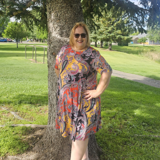 Vestido corto estampado paisley multicolor con tonos naranja, amarillo, morado y negro.